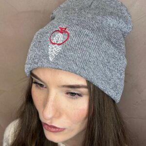 Úpletová zimná čiapka s výšivkou